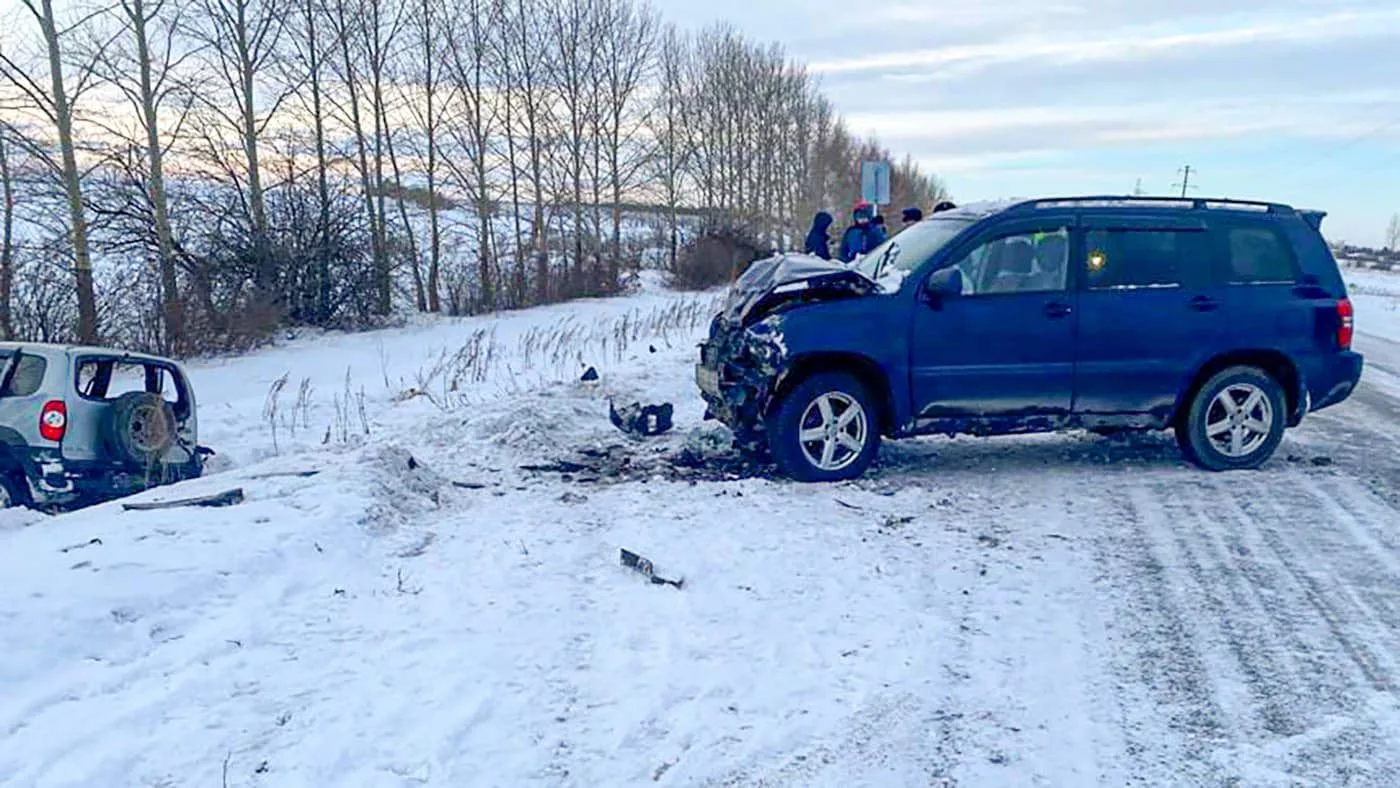 Два человека погибли при столкновении автомобилей на трассе в ВКО