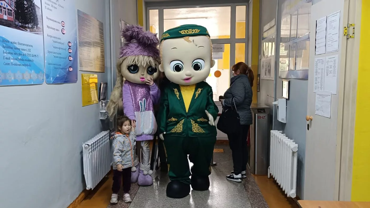 В Усть-Каменогорске казахстанцы приняли участие в референдуме в костюмах ростовых кукол