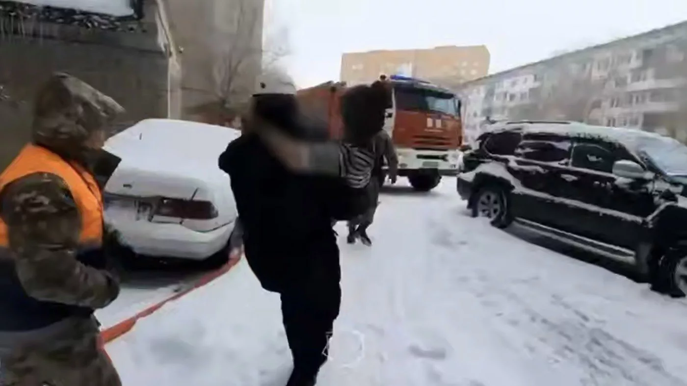 При пожаре в Усть-Каменогорске спасли хозяйку квартиры и эвакуировали семь человек